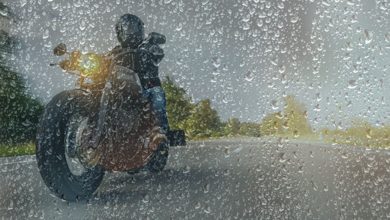 Comment s'équiper pour rouler à moto sous la pluie ?